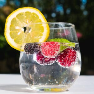 De l'eau pétillante et ou parfumée avec des morceaux de fruits permet de se réhabituer petit à petit à apprécier de boire de l'eau et contribue à maintenir une bonne hydratation.